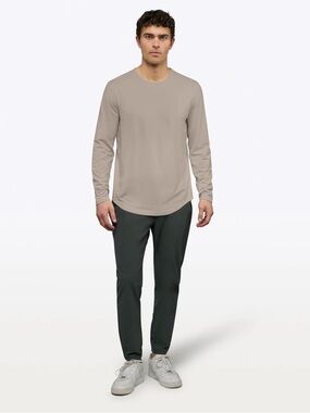 Cuts Clothing Men's Long Sleeve Curve Hem Crew Neck Signature Fit T-Shirt tan L